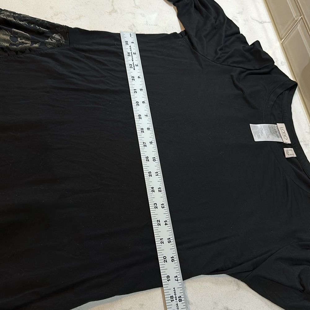 Beautiful 😍 LOGO Black Top with Burnout Velvet size small - Picture 10 of 13